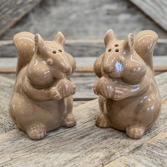 Big Cheeked Brown Squirrel w/ Acorn, Ceramic Salt/Pepper Shaker Set, Fall Decor - Picture 2 of 7